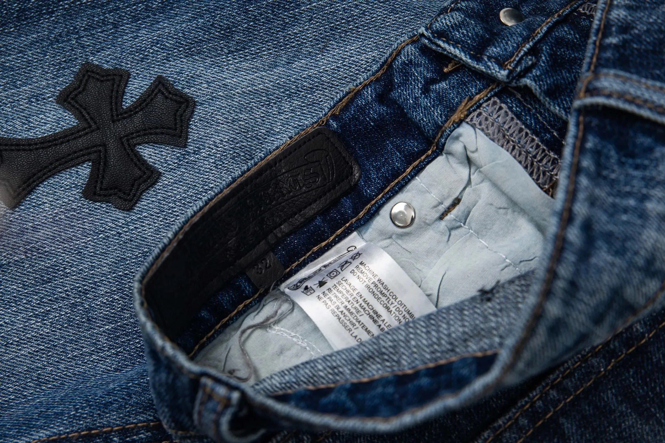 P240 Chrome Hearts Chrome Hearts blue pants, black and white multi-leather jeans, multi-leather label work jeans, ch jeans, all need to be washed and then disassembled and hand-stitched with sheepskin cross leather and then spliced to complete. The whole process is too complicated to describe. About Chrome Hearts This is an extremely luxurious fashion brand that can also be called the nobility of the high street. It has always been an exclusive brand for some hipsters or rich second generations. Compared with ordinary high streets, it is more luxurious and noble. Compared with luxury brands, it is more fashionable and individual. It has always been a brand that I have a special liking for. Style number: 1790# Color: blue Size: 28 30 32 34 36